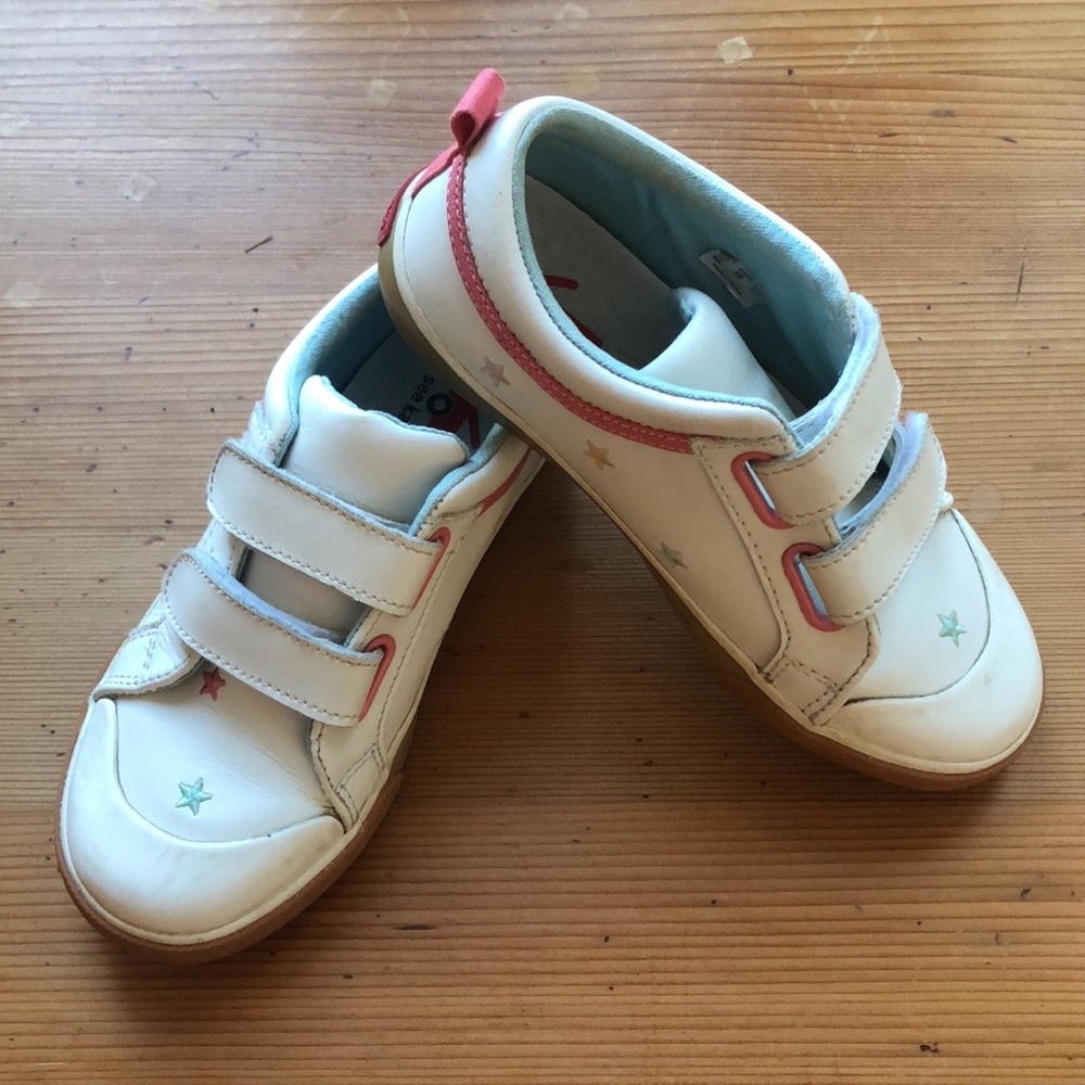 See Kai Run Robyne white leather stars. Size 2. Good used condition.